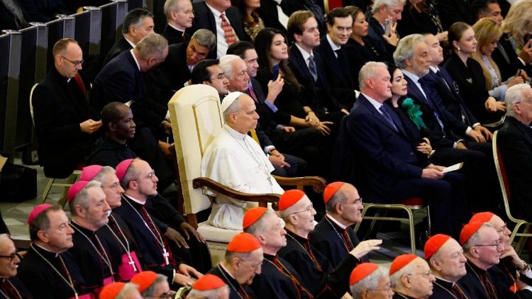 Wohlgeordnet: Links Schwarz, rechts Rot, dazwischen der Papst in Weiß 