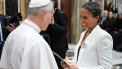 Leó pápa a vatikáni karácsonyi koncert szervezőinek egyik képviselőjét köszönti