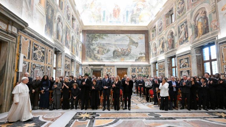 Đức Thánh Cha Lêô XIV gặp gỡ các nghệ sĩ và các nhà tổ chức Hòa nhạc Giáng sinh tại Vatican, ngày  13.12.2025.