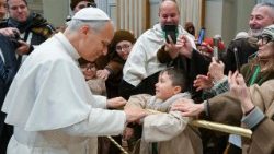 Leó pápa az élő betlehemi jelenet ezer résztvevőjét köszönti a Vatikánban