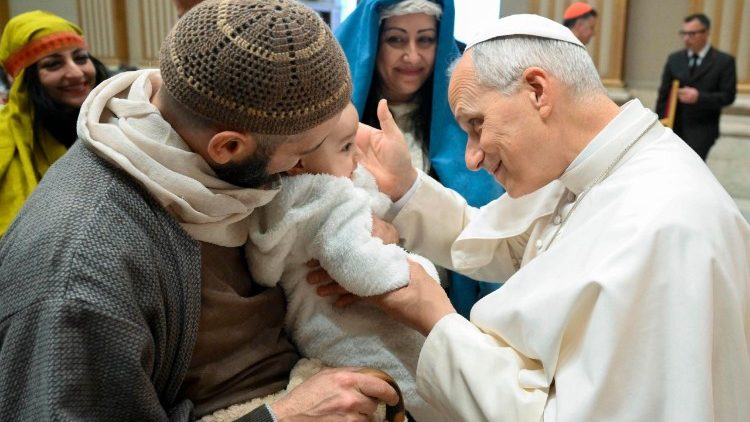 Папата с участниците във живата Рождественска ясла