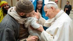 குழந்தைக்கு ஆசீர் வழங்கும் திருத்தந்தை 