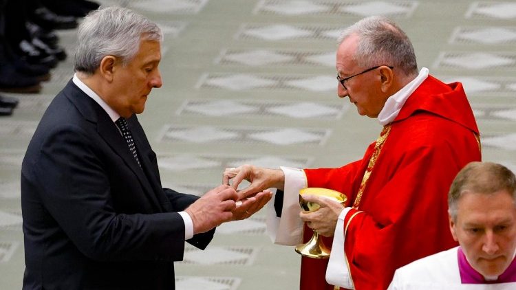 Die Messe mit Kardinal Parolin in der vatikanischen Audienzhalle