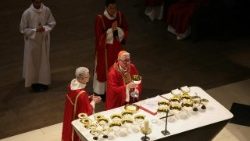 تطويب ٥٠ شهيدًا قتلهم النازيون، وعن هوليريش: واحة فردوس في جحيم المعسكرات