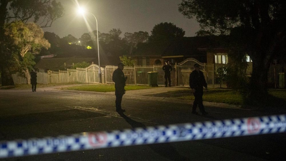 Uma área foi isolada pela polícia na casa de um suspeito no subúrbio de Bonnyrigg, após um tiroteio na praia de Bondi, em Sydney, Nova Gales do Sul (NSW), Austrália, em 14 de dezembro de 2025. A Polícia de NSW confirmou pelo menos dez mortes, incluindo a do suposto atirador, após o incidente na praia de Bondi. Outras onze pessoas ficaram feridas, incluindo dois policiais. As autoridades informaram que o segundo suposto atirador permanece em estado crítico e está sob custódia. EPA/JEREMY PIPER