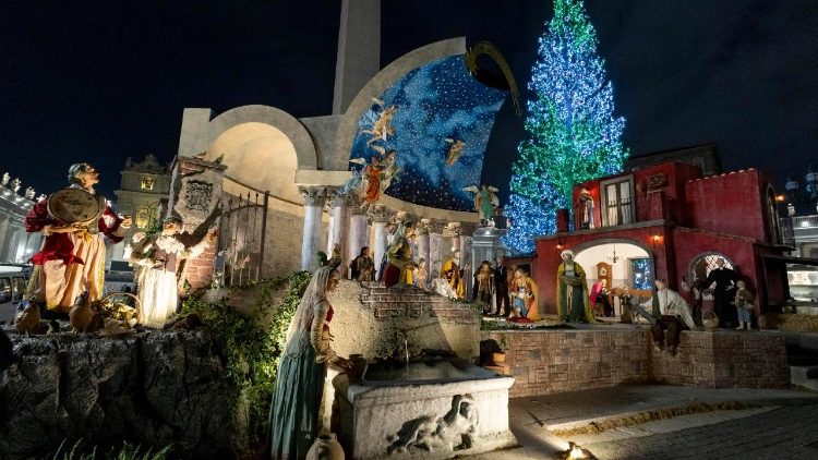 Vaticano: inaugurazione del presepe e dell'albero in piazza S.Pietro