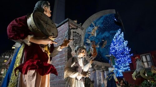 Krippe und Weihnachtsbaum auf Petersplatz eingeweiht