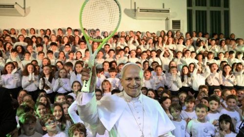 സ്‌കൂൾ കുട്ടികൾക്കൊപ്പം ക്രിസ്തുമസ് ഗാനം ആസ്വദിച്ച് ലിയോ പതിനാലാമൻ പാപ്പാ