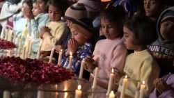 Cristãos paquistaneses acendem velas enquanto se reúnem em uma igreja em Lahore, Paquistão, em 16 de dezembro de 2025. EPA/A. HUSSAIN