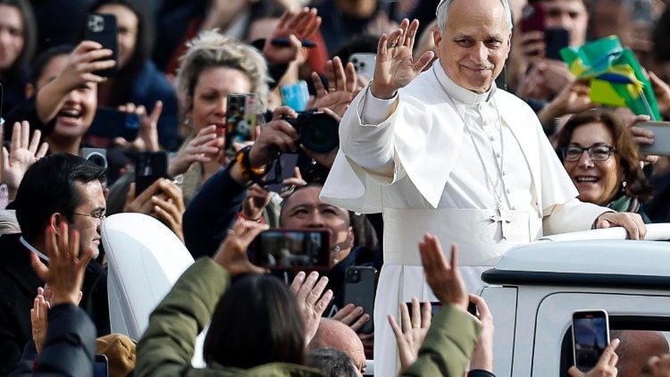 आमदर्शन समारोह में लोगों से मुलाकात करते संत पापा लियो 14वें