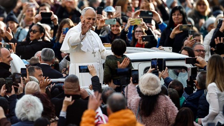 संत पापा लियो बुधवारीय आमदर्शन समारोह में