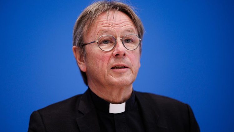 Karl J&uuml;sten bei einer Pressekonferenz