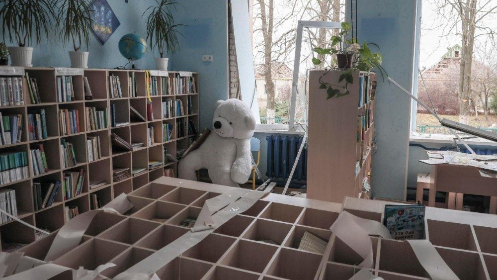 Uma biblioteca danificada no local de um ataque russo perto de uma escola em Zaporizhzhia, Ucrânia, em 17 de dezembro de 2025, em meio à invasão russa em curso. A Rússia atingiu a cidade três vezes com bombas planadoras, danificando uma escola, prédios residenciais e uma infraestrutura. Pelo menos 29 pessoas ficaram feridas, incluindo uma criança, segundo a Administração Estatal Regional de Zaporizhzhia. As tropas russas entraram em território ucraniano em 24 de fevereiro de 2022, iniciando um conflito que provocou destruição e uma crise humanitária. EPA/OLEG MOVCHANIUK   (ANSA)