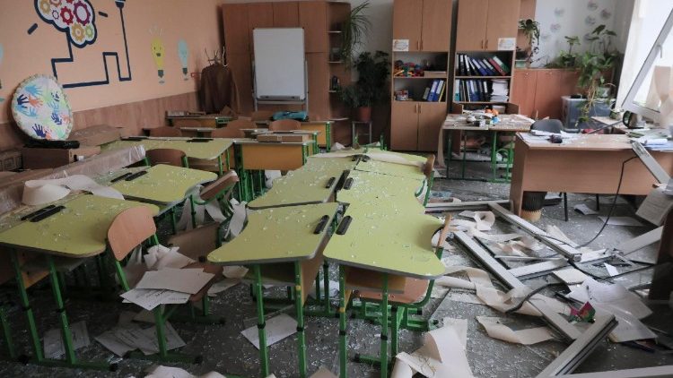 Uma sala de aula danificada no local de um ataque russo perto de uma escola em Zaporizhzhia, Ucr&acirc;nia, em 17 de dezembro de 2025, em meio &agrave; invas&atilde;o russa em curso. A R&uacute;ssia atingiu a cidade tr&ecirc;s vezes com bombas planadoras, danificando uma escola, pr&eacute;dios residenciais e uma infraestrutura. Pelo menos 29 pessoas ficaram feridas, incluindo uma crian&ccedil;a, segundo a Administra&ccedil;&atilde;o Estatal Regional de Zaporizhzhia. As tropas russas entraram em territ&oacute;rio ucraniano em 24 de fevereiro de 2022, iniciando um conflito que provocou destrui&ccedil;&atilde;o e uma crise humanit&aacute;ria. EPA/OLEG MOVCHANIUK