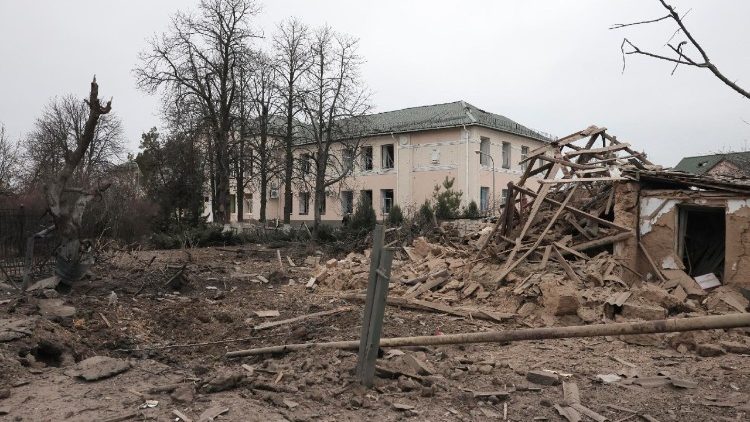 Local de um ataque russo perto de uma escola em Zaporizhzhia, Ucr&acirc;nia, 17 de dezembro de 2025, em meio &agrave; invas&atilde;o russa em curso. A R&uacute;ssia atingiu a cidade tr&ecirc;s vezes com bombas planadoras, danificando uma escola, pr&eacute;dios residenciais e uma infraestrutura. Pelo menos 29 pessoas ficaram feridas, incluindo uma crian&ccedil;a, segundo a Administra&ccedil;&atilde;o Estatal Regional de Zaporizhzhia. As tropas russas entraram em territ&oacute;rio ucraniano em 24 de fevereiro de 2022, iniciando um conflito que provocou destrui&ccedil;&atilde;o e uma crise humanit&aacute;ria. EPA/OLEG MOVCHANIUK