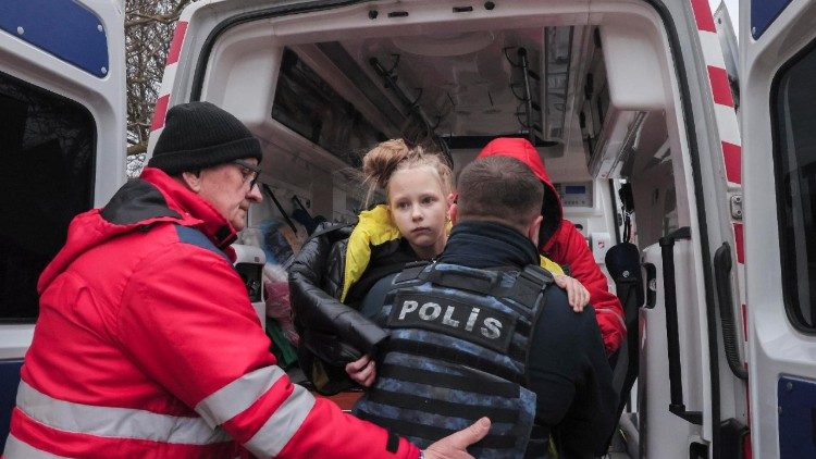 കഴിഞ്ഞ ദിവസം നടന്ന ആക്രമണത്തിൽ പരിക്കേറ്റ ഒരു കുട്ടിയെ പോലീസ് ആംബുലൻസിലേക്ക് കൊണ്ടുപോകുന്നു