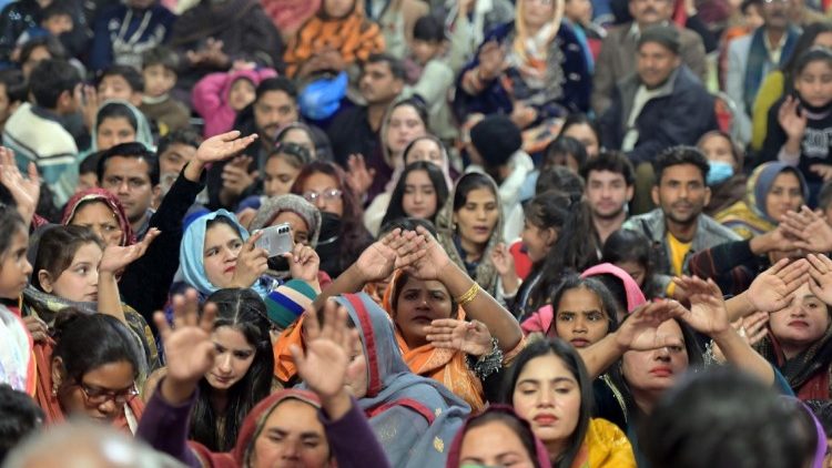 Crist&atilde;os paquistaneses participam de uma grande cerim&ocirc;nia no FGA Ground durante uma celebra&ccedil;&atilde;o de Natal em Lahore, Paquist&atilde;o, em 17 de dezembro de 2025. (EPA/A. HUSSAIN)