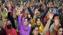 Devotos paquistaníes en una ceremonia navideña en Lahore.