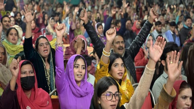 Devotos paquistaníes en una ceremonia navideña en Lahore.