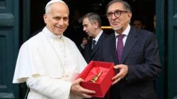 Papež Lev XIV. s předsedou italskou senátu La Russou a zvonkem zvaným "martinella"