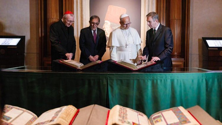 IL PAPA A SORPRESA AL SENATO VISITA LA MOSTRA SULLA BIBBIA