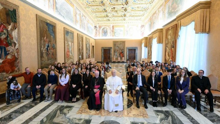 Leó pápa az Olasz Katolikus Akció fiataljaival 