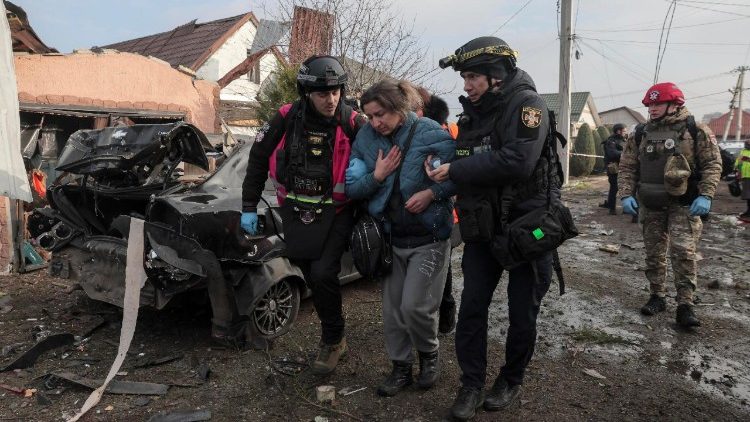 Param&eacute;dicos e psic&oacute;logos da pol&iacute;cia ucranianos acompanham moradores no local de um ataque russo a um pr&eacute;dio privado em Zaporizhzhia, no sudeste da Ucr&acirc;nia, em 19 de dezembro de 2025, em meio &agrave; invas&atilde;o russa. O Servi&ccedil;o Estatal de Emerg&ecirc;ncia da Ucr&acirc;nia relatou pelo menos sete feridos, enquanto psic&oacute;logos prestaram assist&ecirc;ncia a 12 civis, incluindo duas crian&ccedil;as. EPA/OLEG MOVCHANIUK