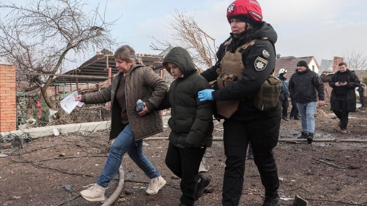 Um param&eacute;dico ucraniano (&agrave; direita) acompanha moradores no local de um ataque russo a um pr&eacute;dio privado em Zaporizhzhia, no sudeste da Ucr&acirc;nia, em 19 de dezembro de 2025, em meio &agrave; invas&atilde;o russa. O Servi&ccedil;o Estatal de Emerg&ecirc;ncia da Ucr&acirc;nia relatou pelo menos sete feridos, enquanto psic&oacute;logos prestaram assist&ecirc;ncia a 12 civis, incluindo duas crian&ccedil;as. EPA/OLEG MOVCHANIUK