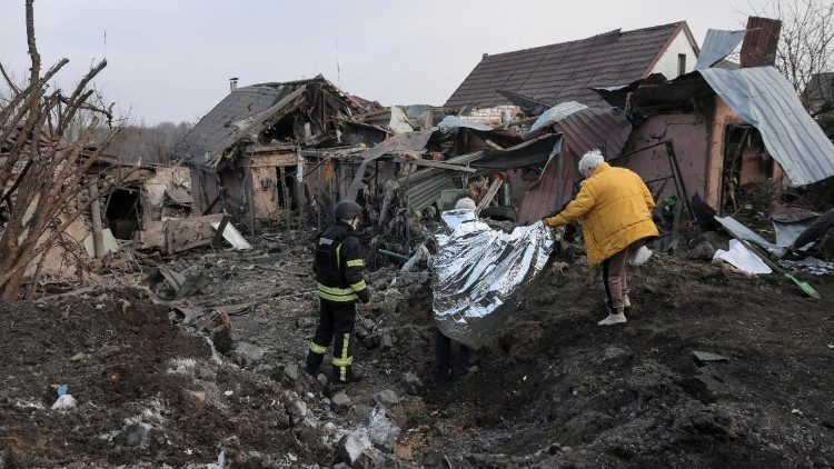 Equipes de resgate ucranianas escoltam moradores no local de um ataque russo a um pr&eacute;dio privado em Zaporizhzhia, no sudeste da Ucr&acirc;nia, em 19 de dezembro de 2025, em meio &agrave; invas&atilde;o russa. O Servi&ccedil;o Estatal de Emerg&ecirc;ncia da Ucr&acirc;nia relatou pelo menos sete feridos, enquanto psic&oacute;logos prestaram assist&ecirc;ncia a 12 civis, incluindo duas crian&ccedil;as. EPA/OLEG MOVCHANIUK
