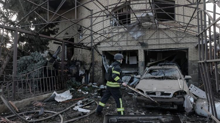 Equipes de resgate ucranianas trabalham no local de um ataque russo a um pr&eacute;dio privado em Zaporizhzhia, no sudeste da Ucr&acirc;nia, em 19 de dezembro de 2025, em meio &agrave; invas&atilde;o russa. O Servi&ccedil;o Estatal de Emerg&ecirc;ncia da Ucr&acirc;nia relatou pelo menos sete feridos, enquanto psic&oacute;logos prestaram assist&ecirc;ncia a 12 civis, incluindo duas crian&ccedil;as. EPA/OLEG MOVCHANIUK