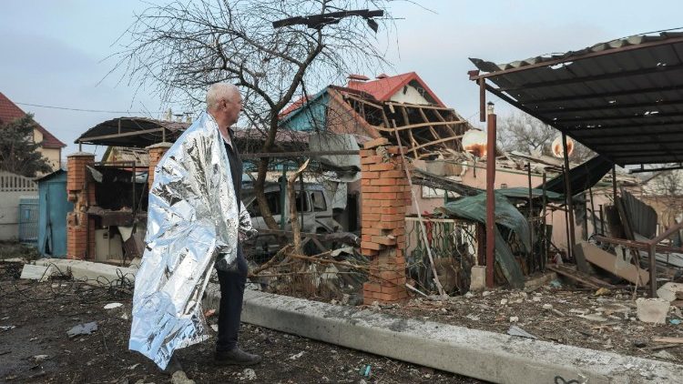 Um morador local reage no local de um ataque russo a um pr&eacute;dio privado em Zaporizhzhia, no sudeste da Ucr&acirc;nia, em 19 de dezembro de 2025, em meio &agrave; invas&atilde;o russa. O Servi&ccedil;o Estatal de Emerg&ecirc;ncia da Ucr&acirc;nia relatou pelo menos sete feridos, enquanto psic&oacute;logos prestaram assist&ecirc;ncia a 12 civis, incluindo duas crian&ccedil;as. EPA/OLEG MOVCHANIUK