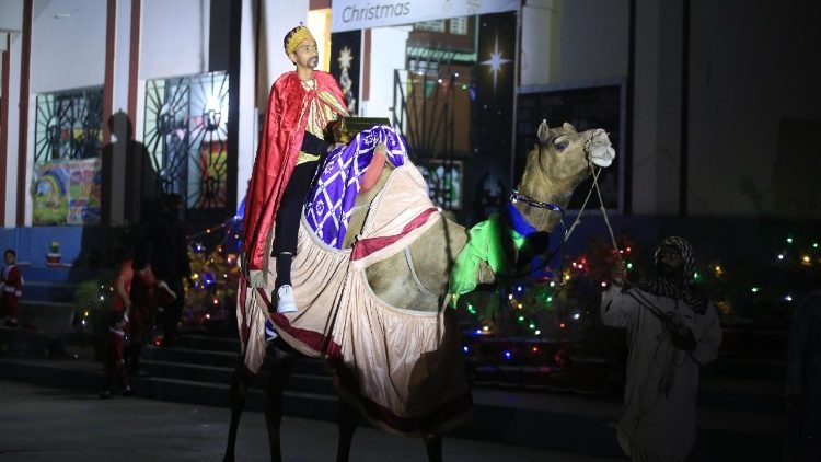 Um jovem monta um camelo enquanto membros da comunidade crist&atilde; participam de uma celebra&ccedil;&atilde;o de Natal em Hyderabad, Paquist&atilde;o, em 19 de dezembro de 2025. Ao redor do mundo, bilh&otilde;es de pessoas celebram o Natal anualmente em 25 de dezembro para comemorar o nascimento de Jesus Cristo. EPA/NADEEM KHAWAR