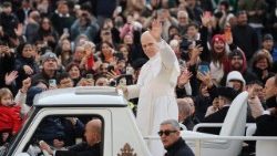Papa Leone in piazza San Pietro per l'ultima udienza del Giubileo