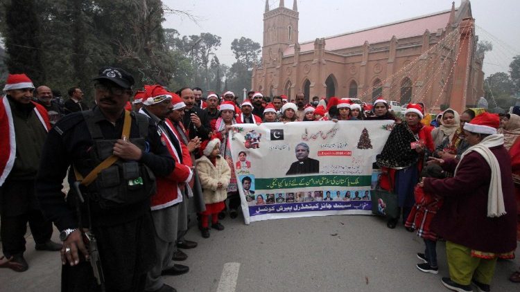 Membros da minoria crist&atilde; do Paquist&atilde;o, vestidos com fantasias de Papai Noel, dan&ccedil;am durante uma manifesta&ccedil;&atilde;o antes das festas de Natal em Peshawar, Paquist&atilde;o, em 20 de dezembro de 2025. EPA/BILAWAL ARBAB .