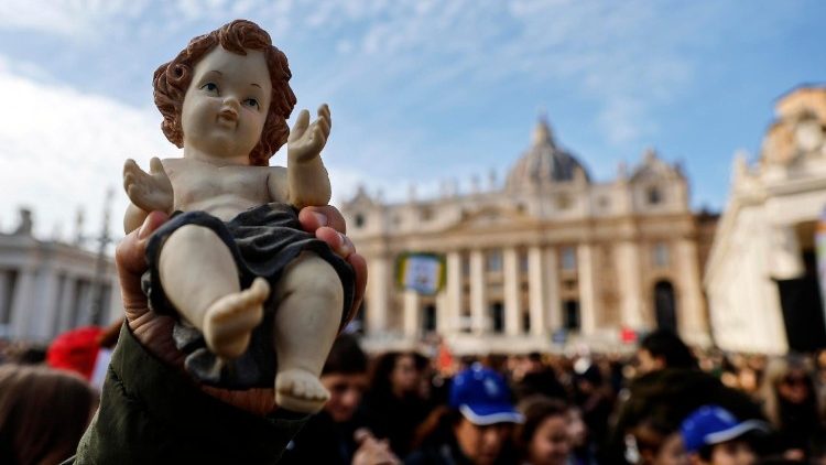 教皇レオ14世、お告げの祈りで、プレゼピオのための幼子イエス像を祝別　2025年12月21日　バチカン・聖ペトロ広場