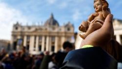 Pápai áldás a betlehemi jászlak Kisded Jézus szobraira  