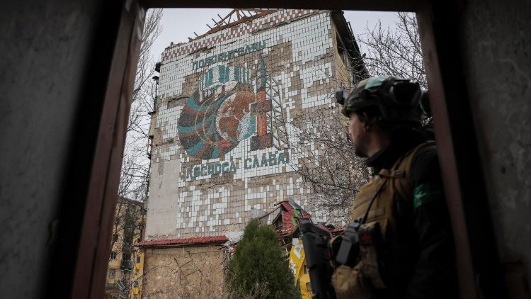 Uma foto divulgada pelo servi&ccedil;o de imprensa da 24&ordf; Brigada Mecanizada das For&ccedil;as Armadas da Ucr&acirc;nia em 22 de dezembro de 2025 mostra um militar observando um mural com a inscri&ccedil;&atilde;o "Gl&oacute;ria aos conquistadores do espa&ccedil;o!" na cidade danificada de Kostiantynivka, na regi&atilde;o de Donetsk, Ucr&acirc;nia, em 20 de dezembro de 2025, em meio &agrave; invas&atilde;o russa em curso. EPA/PRESS SERVICE OF THE 24 MECHANIZED BRIDGE