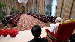 Il Papa, in Curia cessino le smanie di primeggiare e i sotterfugi