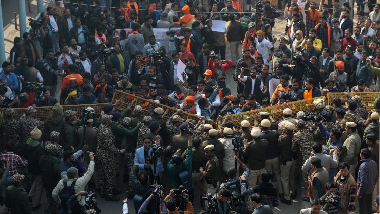 வங்கதேசத்தில் பதற்ற நிலை 