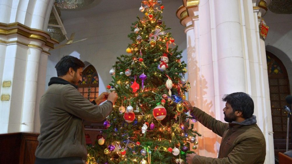 Homens cristãos paquistaneses decoram uma árvore de Natal dentro da Catedral de São João, em Peshawar, Paquistão, em 23 de dezembro de 2025. Ao redor do mundo, bilhões de pessoas celebram o Natal anualmente em 25 de dezembro para comemorar o nascimento de Jesus Cristo. EPA/BILAWAL ARBAB