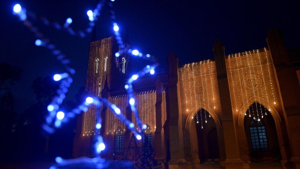 Decorações luminosas iluminam a Catedral de São João em Peshawar, Paquistão, em 23 de dezembro de 2025, em preparação para o Natal. EPA/BILAWAL ARBAB