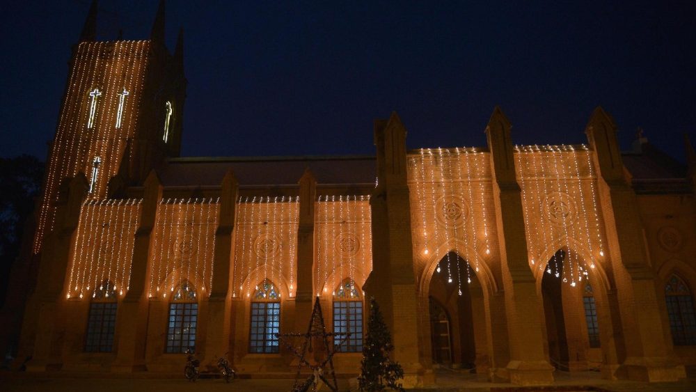 Decorações luminosas iluminam a Catedral de São João em Peshawar, Paquistão, em 23 de dezembro de 2025, em preparação para o Natal. EPA/BILAWAL ARBAB