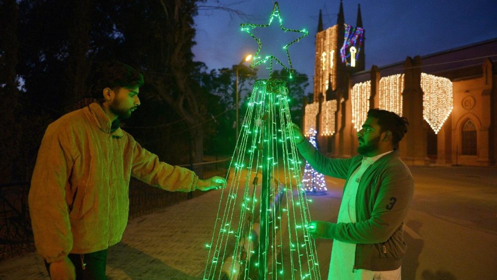 Cristãos paquistaneses instalam iluminação natalícia próximo à Catedral de São João, em Peshawar, Paquistão, em 23 de dezembro de 2025, em preparação para as celebrações de Natal. Ao redor do mundo, bilhões de pessoas celebram o Natal anualmente em 25 de dezembro para comemorar o nascimento de Jesus Cristo. EPA/BILAWAL ARBAB