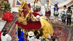 Il Papa nella Basilica di San Pietro per la messa della notte di Natale