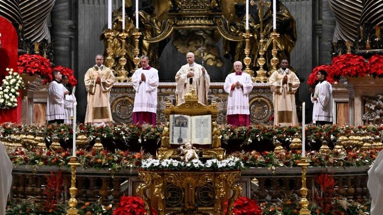 क्रिसमस का ख्रीस्तयाग अर्पित करते संत पापा लियो 14वें