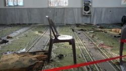 La devastazione alla moschea di Homs dopo l'attentato