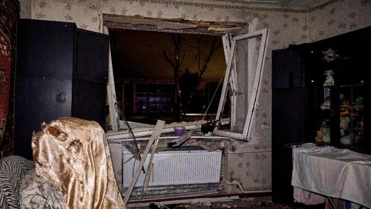 Uma vista do interior mostra um apartamento danificado pr&oacute;ximo ao local de um ataque com bomba planadora russa em um distrito central de Kharkiv, no nordeste da Ucr&acirc;nia, em 26 de dezembro de 2025, durante a invas&atilde;o russa. Pelo menos duas pessoas morreram e seis ficaram feridas, incluindo uma m&atilde;e e seu beb&ecirc; de seis meses, informou o Servi&ccedil;o Estatal de Emerg&ecirc;ncia da Ucr&acirc;nia. EPA/SERGEY KOZLOV