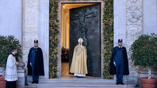Cardenal Reina cierra la Puerta Santa de la Bas&iacute;lica de San Juan de Letr&aacute;n