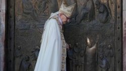 புனிதக் கதவை மூடும் கர்தினால் ஹார்வி 