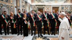 Pāvests Leons XIV tiekas ar Itālijas pašvaldību apvienības dalībniekiem